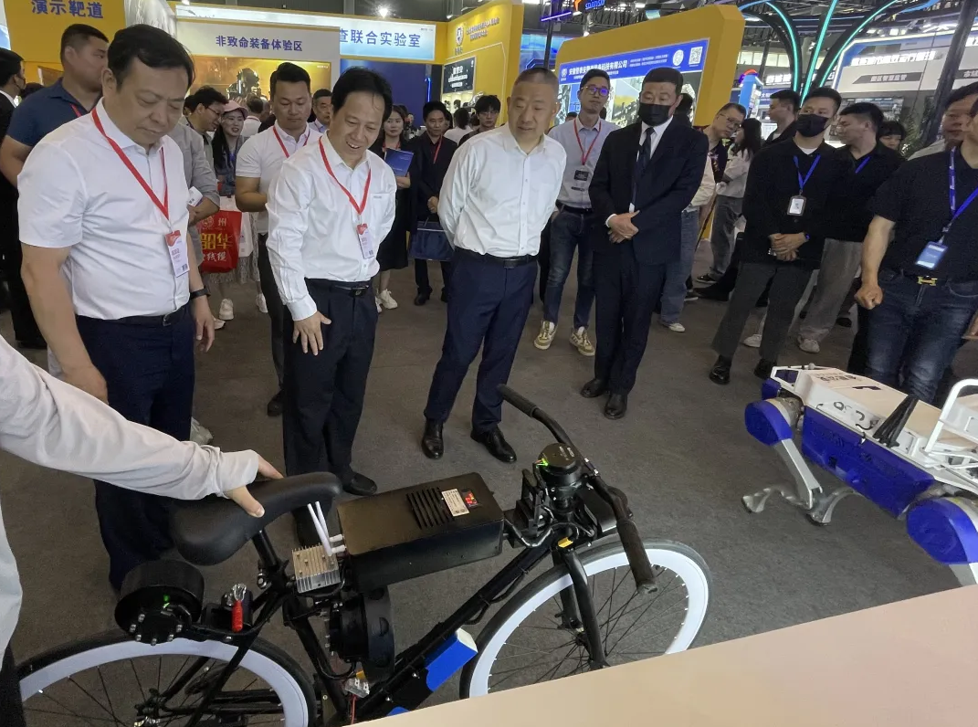 中科深谷携开源按摩理疗机器人和无人自平衡自行车亮相2024中国安徽社会公共安全产品展览会