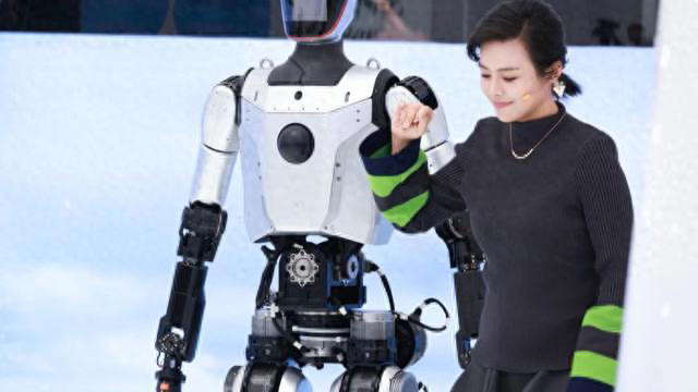 四足仿生机器人、具身电眼、机械狗……在很近的未来，AI如何改变生活？