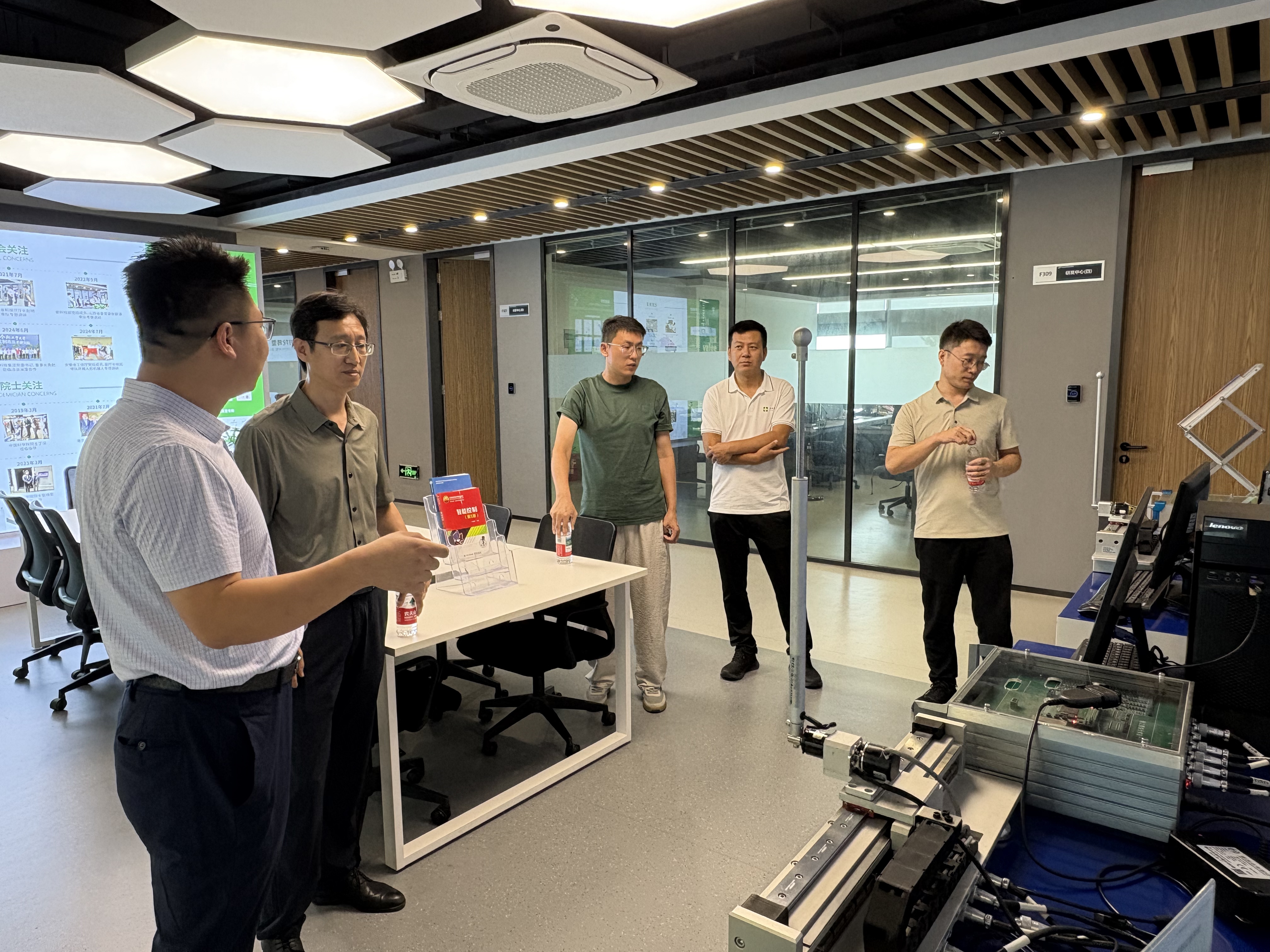 北大学电子信息工程学院副院长张照彦一行莅临中科深谷集团考察交流