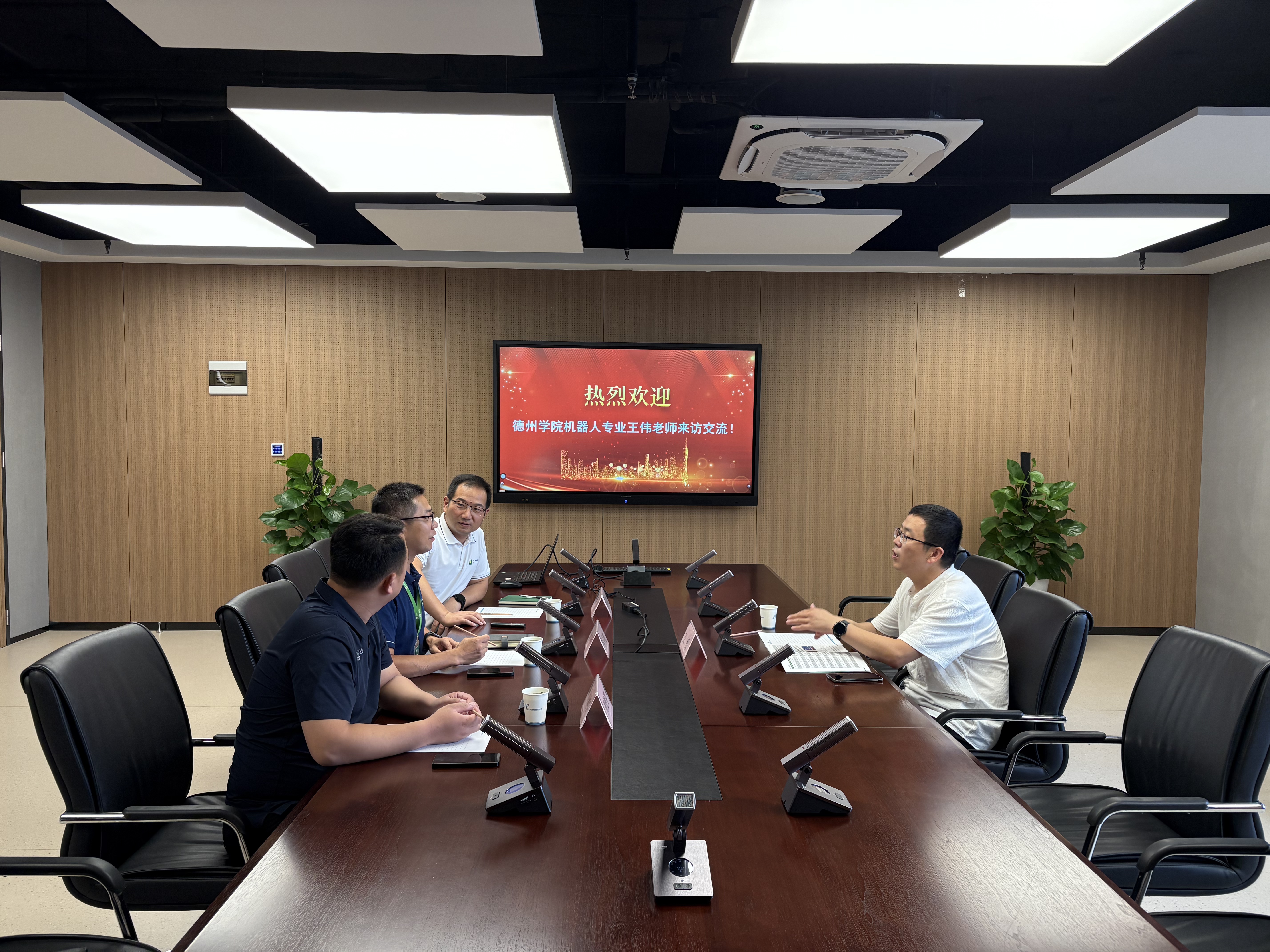 德州学院机器人专业负责人、实验管理中心负责人王伟莅临中科深谷考察交流